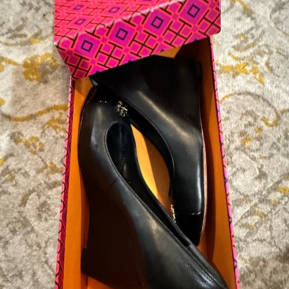 Worn twice! Great shoes. - Picture 2 of 3